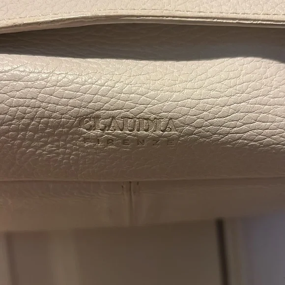 Claudia firemez - Picture 2 of 4